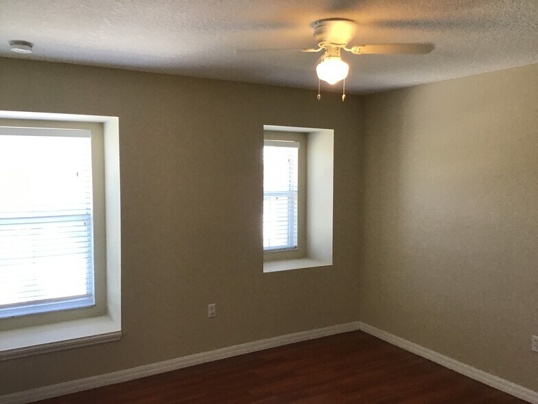 Building Photo - 2012 Bearing Ln