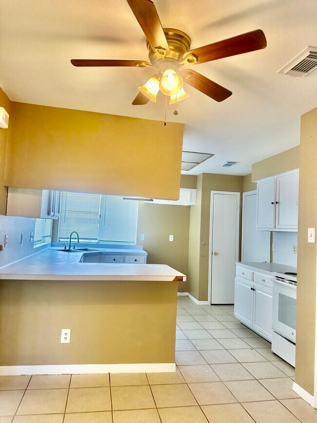 Building Photo - 2526 Valley Forest Dr