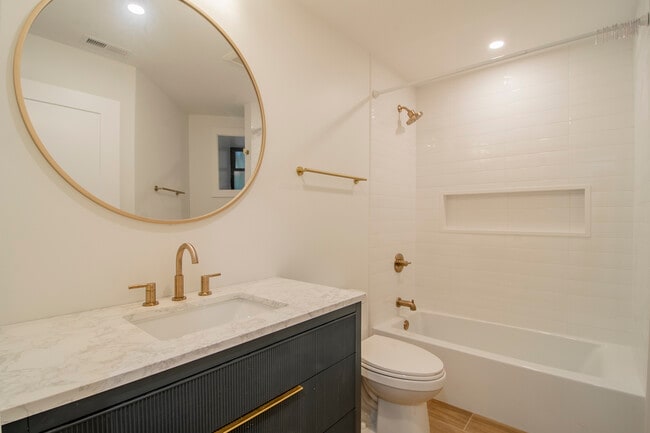 Building Photo - 3720 N Racine Ave