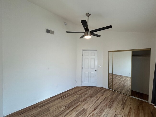 Building Photo - MASSIVE 6 bed 3 bath house in Prime Locati...
