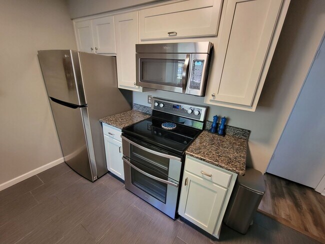 Building Photo - 2 Bed, 2.5 Bath Condo Available in Greenville