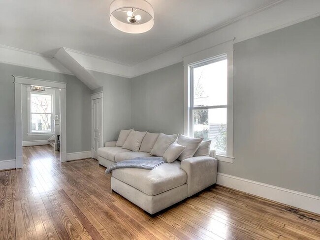 Building Photo - 3 Bedrooms, 2 Bathrooms - Home close to Downtown Rome!