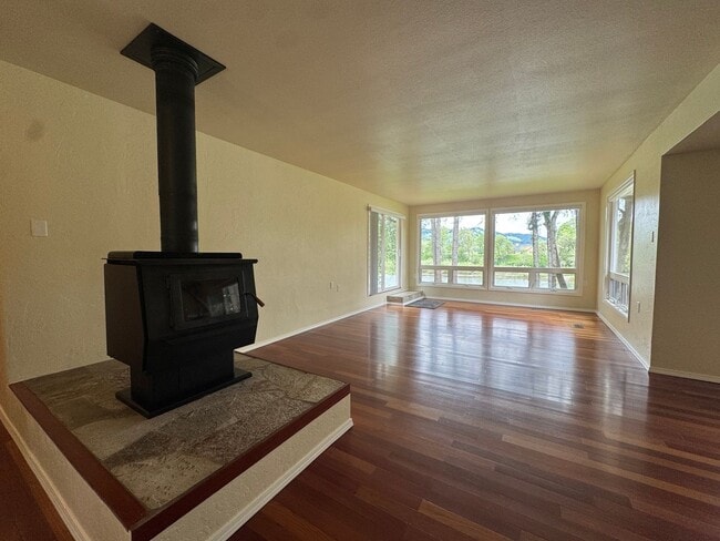 Building Photo - River Front Property