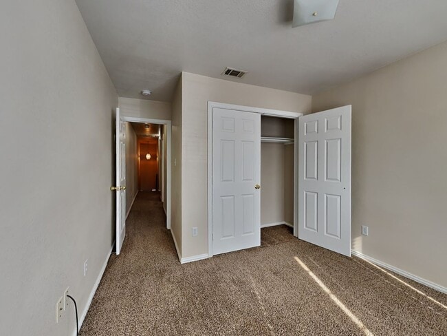 Building Photo - ONE MONTH FREE RENT! CALL NOW!