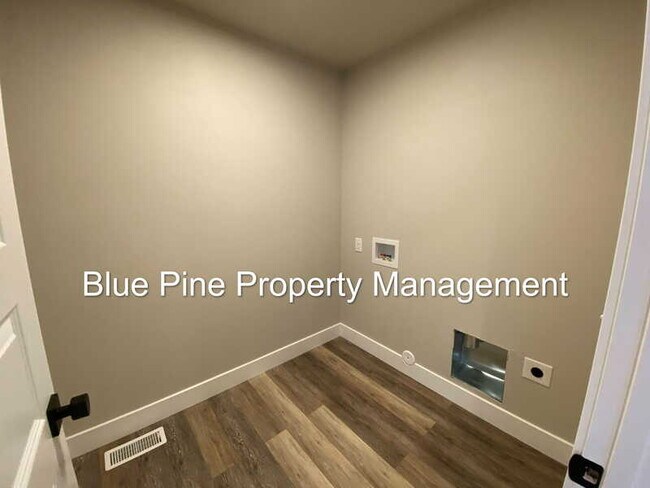 Building Photo - 2890 Sunburst Dr