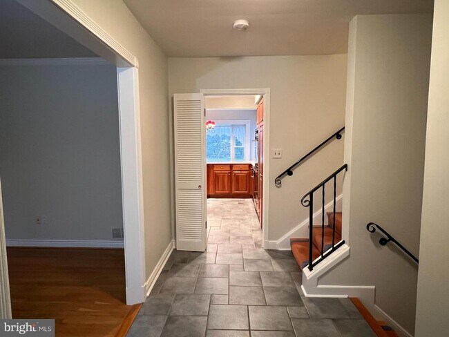 Building Photo - 6830 Pacific Ln