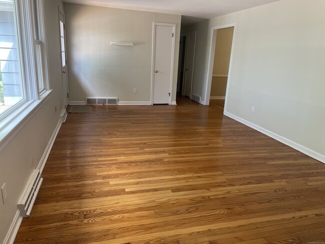 Building Photo - 85 Valley Rd