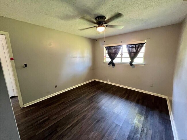 Building Photo - 307 Daman Dr