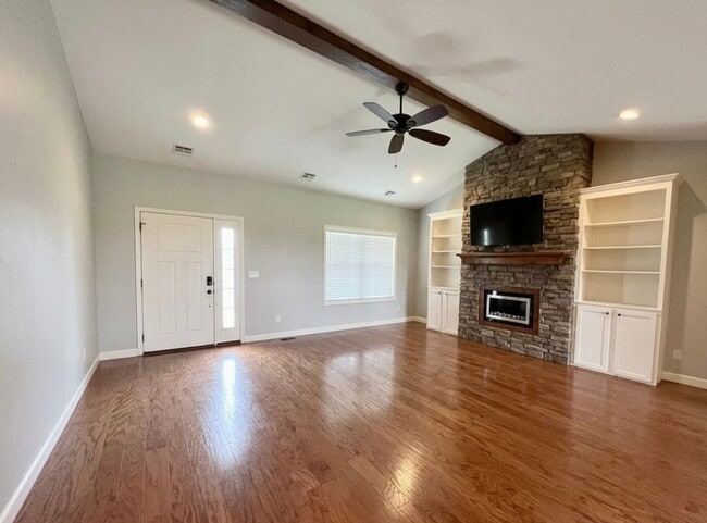 Building Photo - Executive Style Home in Grand Mere