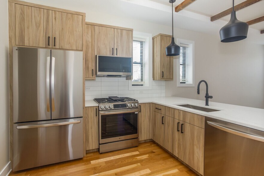 Building Photo - 4952 N Oakley Ave