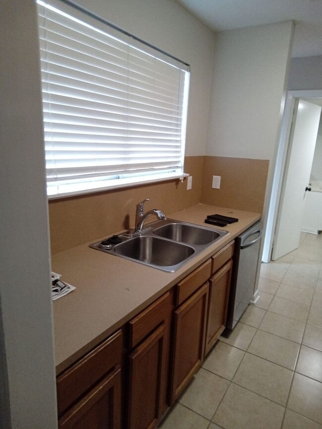 Building Photo - River Oaks Townhouse-Christmas Special!!