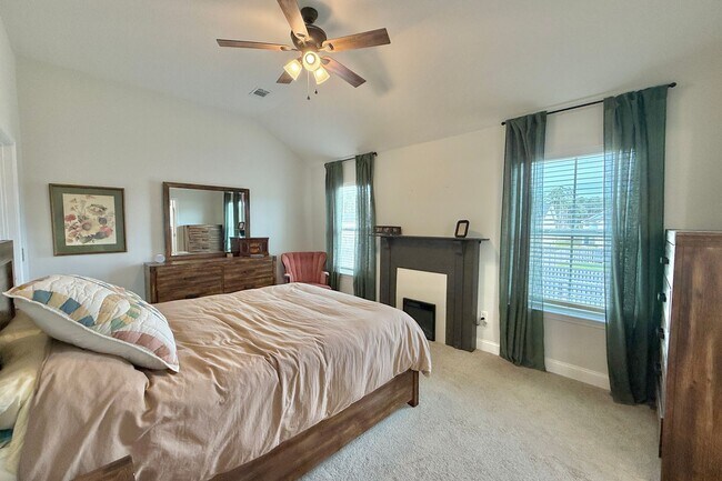 Building Photo - AVAILABLE EARLY MAY 2026! (Pet Friendly)