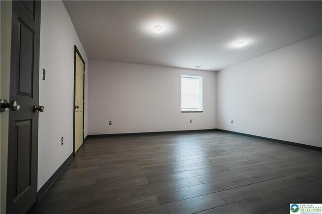 Building Photo - 335 Walnut Dr