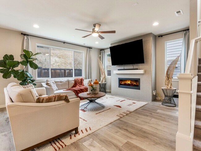 Building Photo - Stunning 4 Bed/2.5 Bath Modern Farmhouse in Scouters Mountain - HV