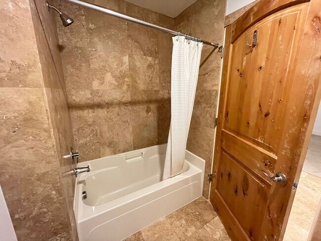 Building Photo - 2 Bed + 2 Bath Condo in the Belmont District Portland ~ Secured Garage Parking, Washer & Dryer in...