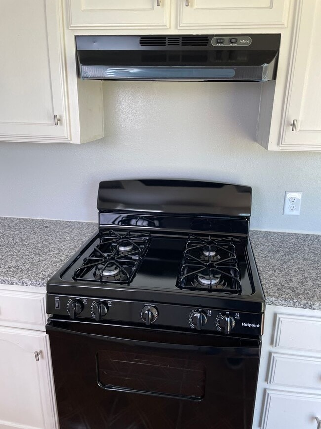 Building Photo - Move in SPECIAL! $995/month