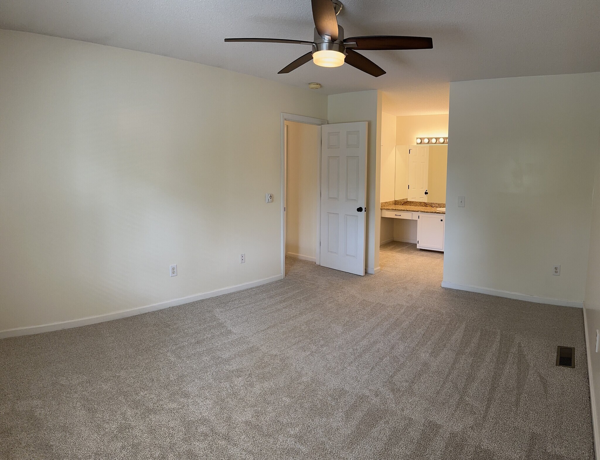 Building Photo - 21 Maplecrest Dr