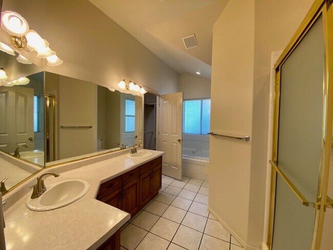 Building Photo - SPACIOUS HOME FOR RENT!