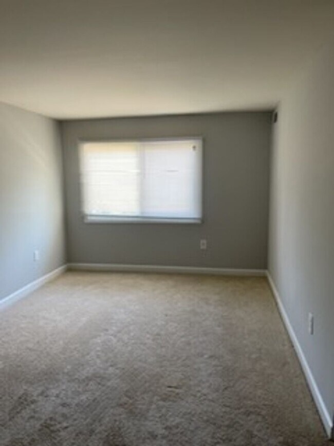 Building Photo - 1600 Renate Dr