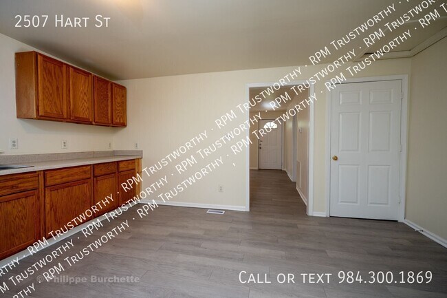 Building Photo - 2507 Hart St