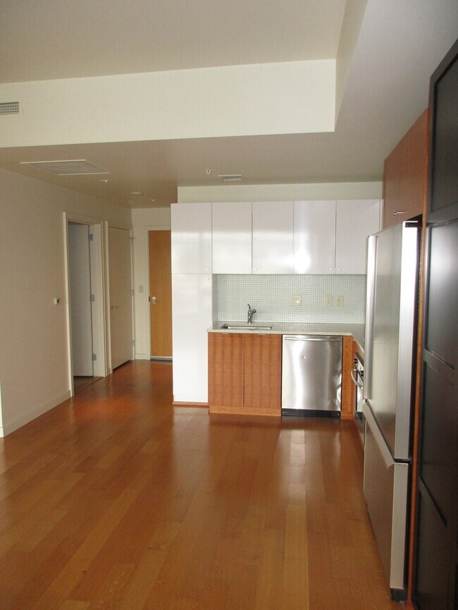 Building Photo - 3570 S River Pkwy