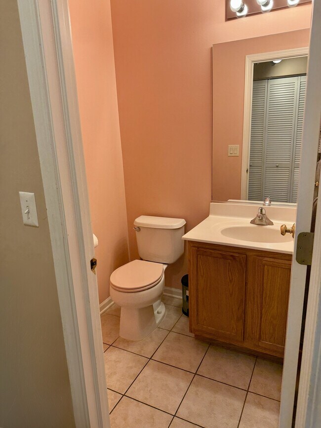 Building Photo - 600 Creekside Cir