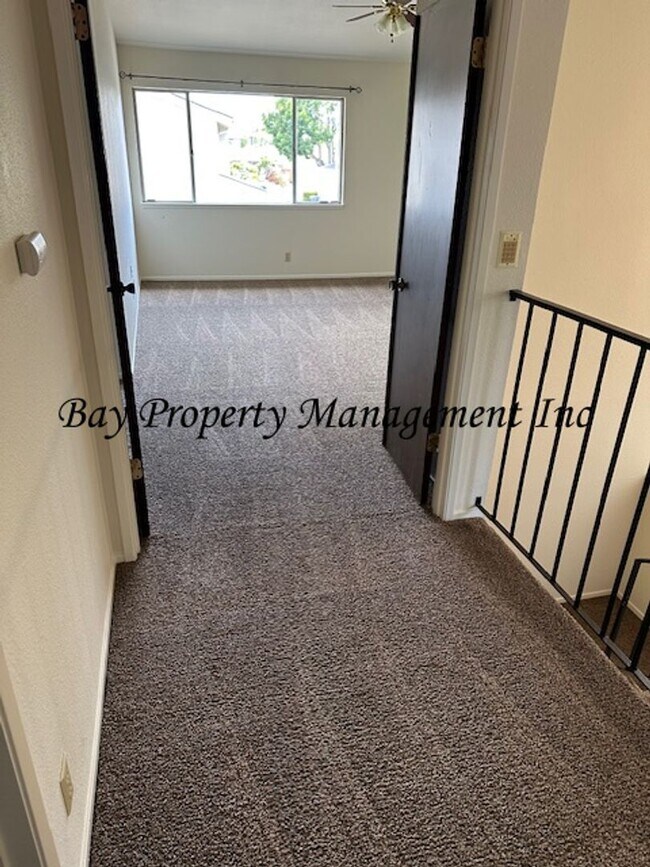 Building Photo - Rent Reduced! Charming 3-Bedroom Townhouse...