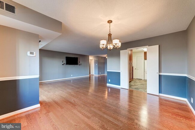 Building Photo - 203 Yoakum Pkwy