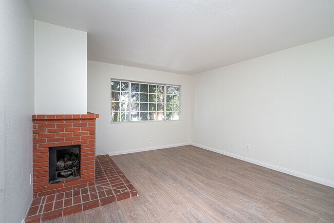 Building Photo - Costa Mesa Townhome with Loft | 2BR, 2.5BA...