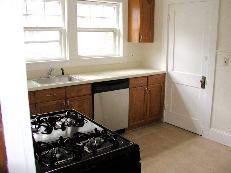 Kitchen - 13 Higgins St