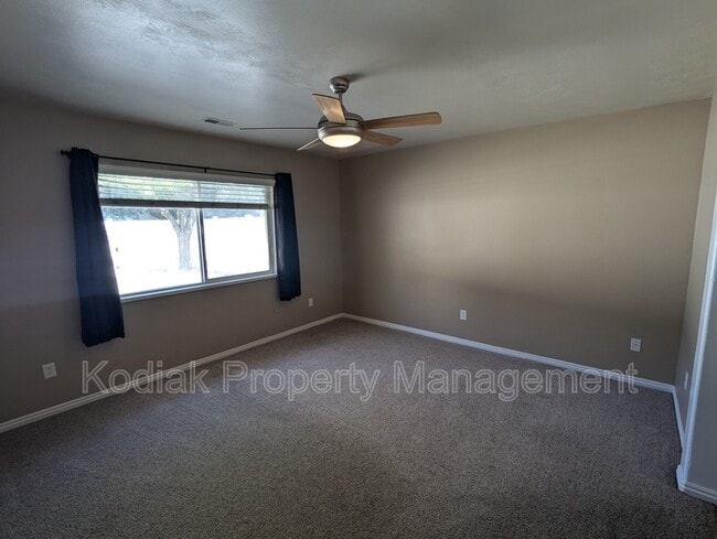 Building Photo - 978 York Dr