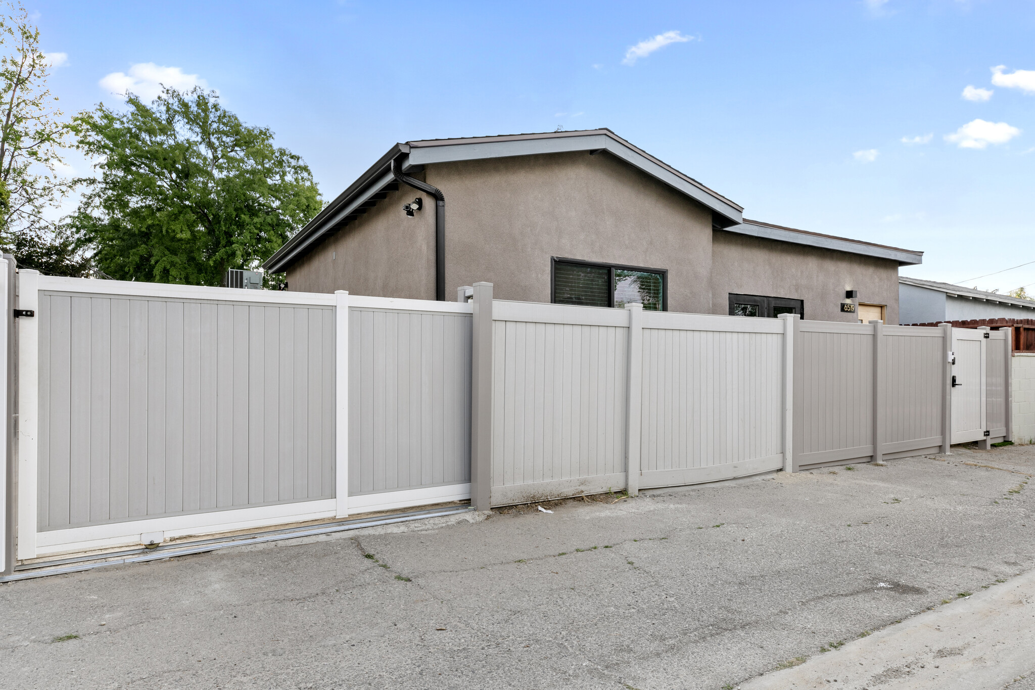 Building Photo - 6519 Coldwater Canyon Ave
