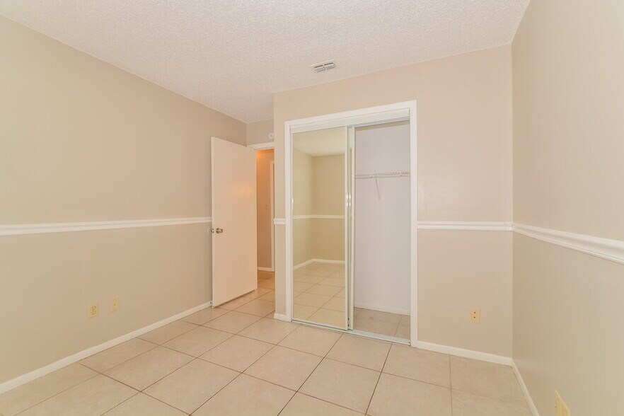 Building Photo - 1448 La Paloma Cir