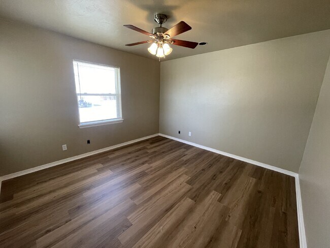 Building Photo - 3 Bed, 1 Bath Home with Large Corner Lot