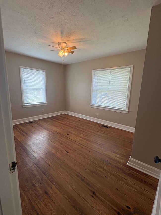 Building Photo - 2 Bed 1 Bath Single Family Brick Home!