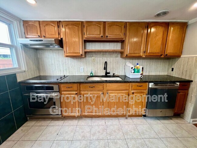 Building Photo - 827 Almond St