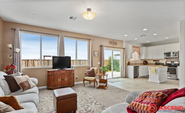 Building Photo - Spacious 3BD/2BA Home in Bakersfield's 93313 — Fully Equipped, Garage & Small Pets Welcome!