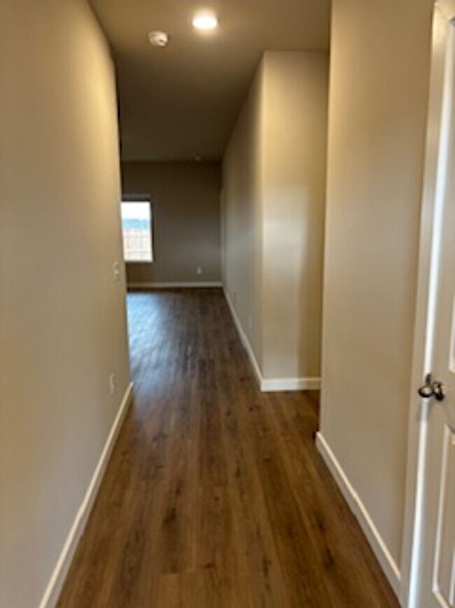 Building Photo - New Home! 1st month free!