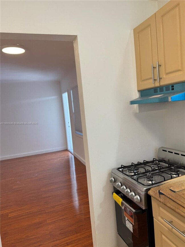 Building Photo - 2101 Bay Dr