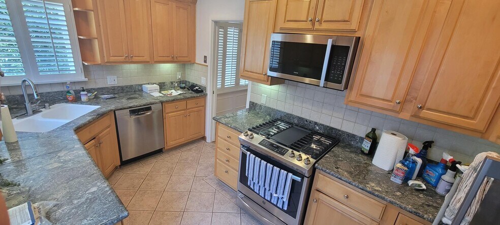 3016 Bagley kitchen - 3016 Bagley Ave