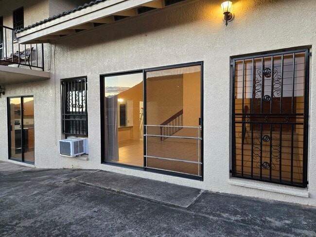 Building Photo - 1536 Ala Hahanui St