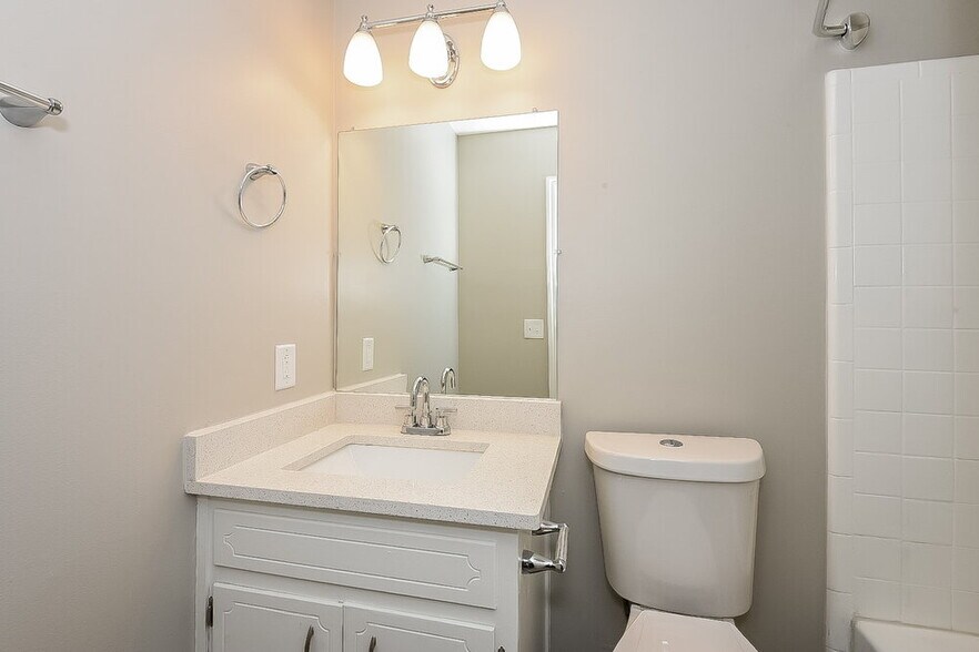 Building Photo - 1220 Izod Ct