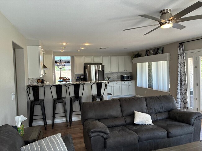 Building Photo - 13717 N 80th Ave