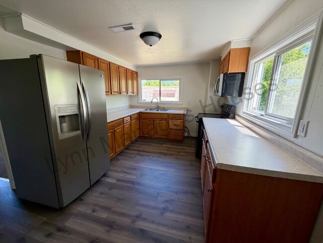 Building Photo - Updated Single Family Home with Fenced Yard