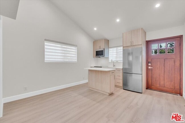 Building Photo - 6917 Encino Ave