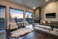 Building Photo - Gorgeous Lake View Condo
