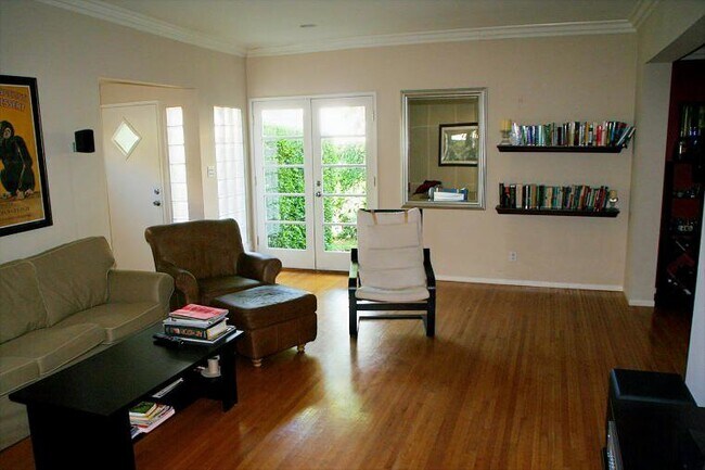 Building Photo - 839 N Alfred St