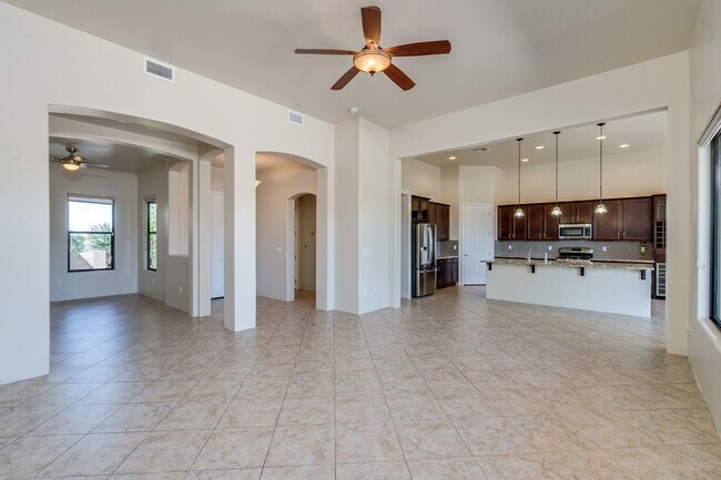 Building Photo - Rare find for this 4 bedroom/3 bath, exqui...