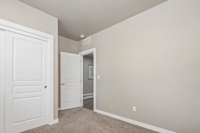 Building Photo - 3 - Bedroom Meridian home on corner lot!!