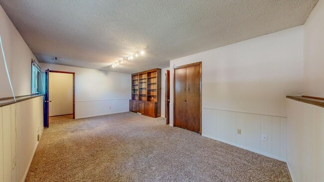 Building Photo - Spacious and Character-filled 5 BR 3 Bath ...
